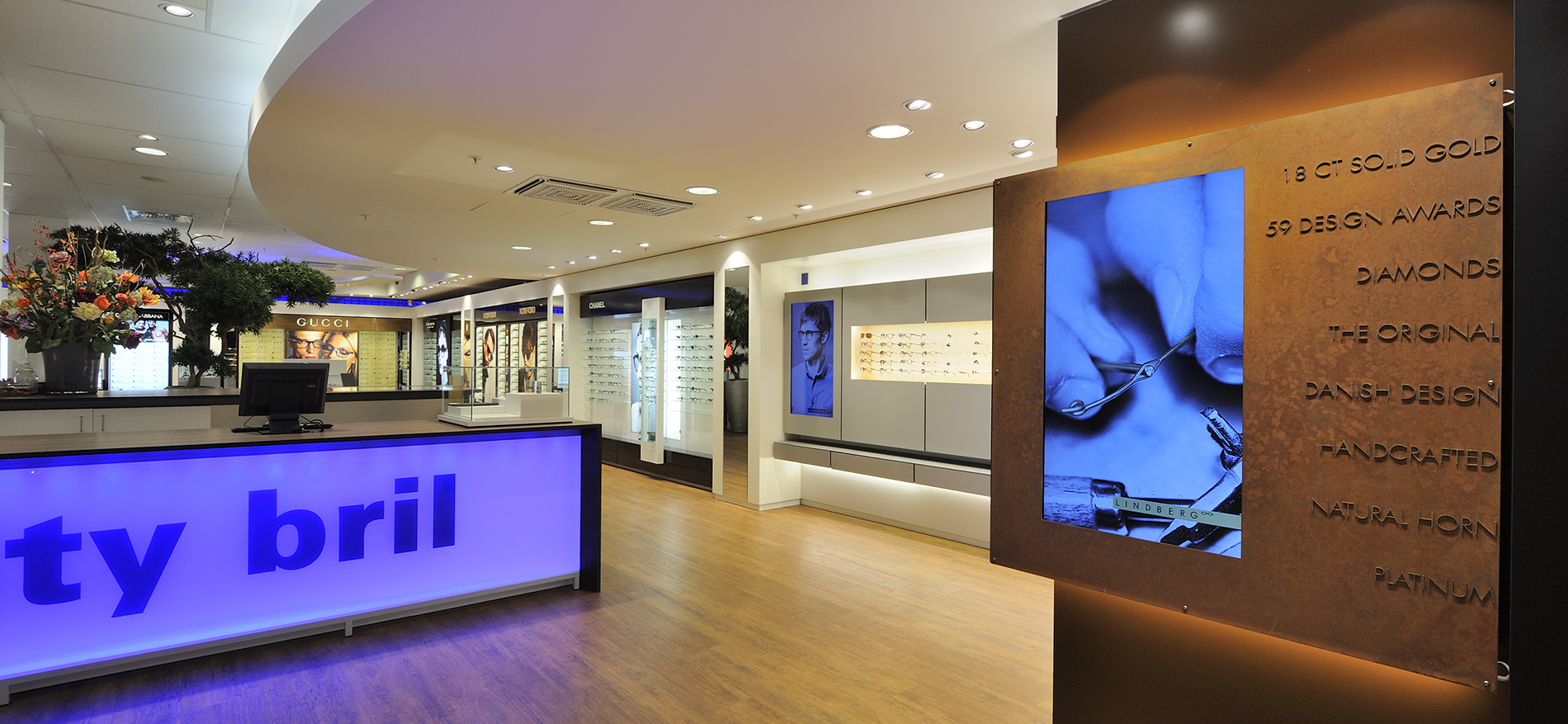Botsing Typisch Scheermes Unique eyewear displays in a stunning shopping environment