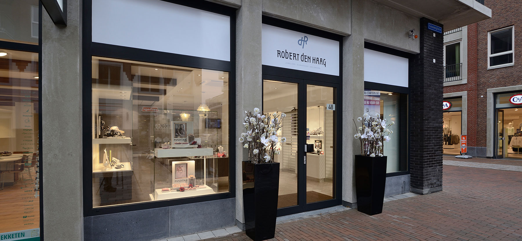 Shop fitting secure jewelry store Robert den Haag by WSB - 