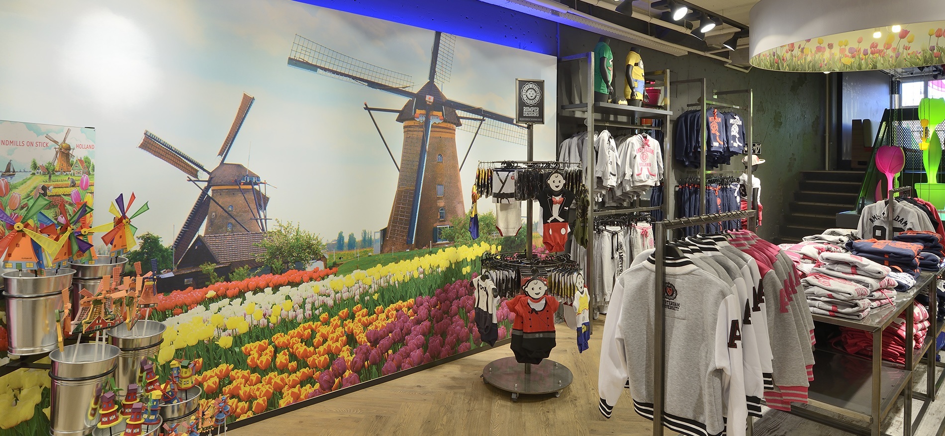 Shopping experience for Amsterdam Designs – Tourist shop - 