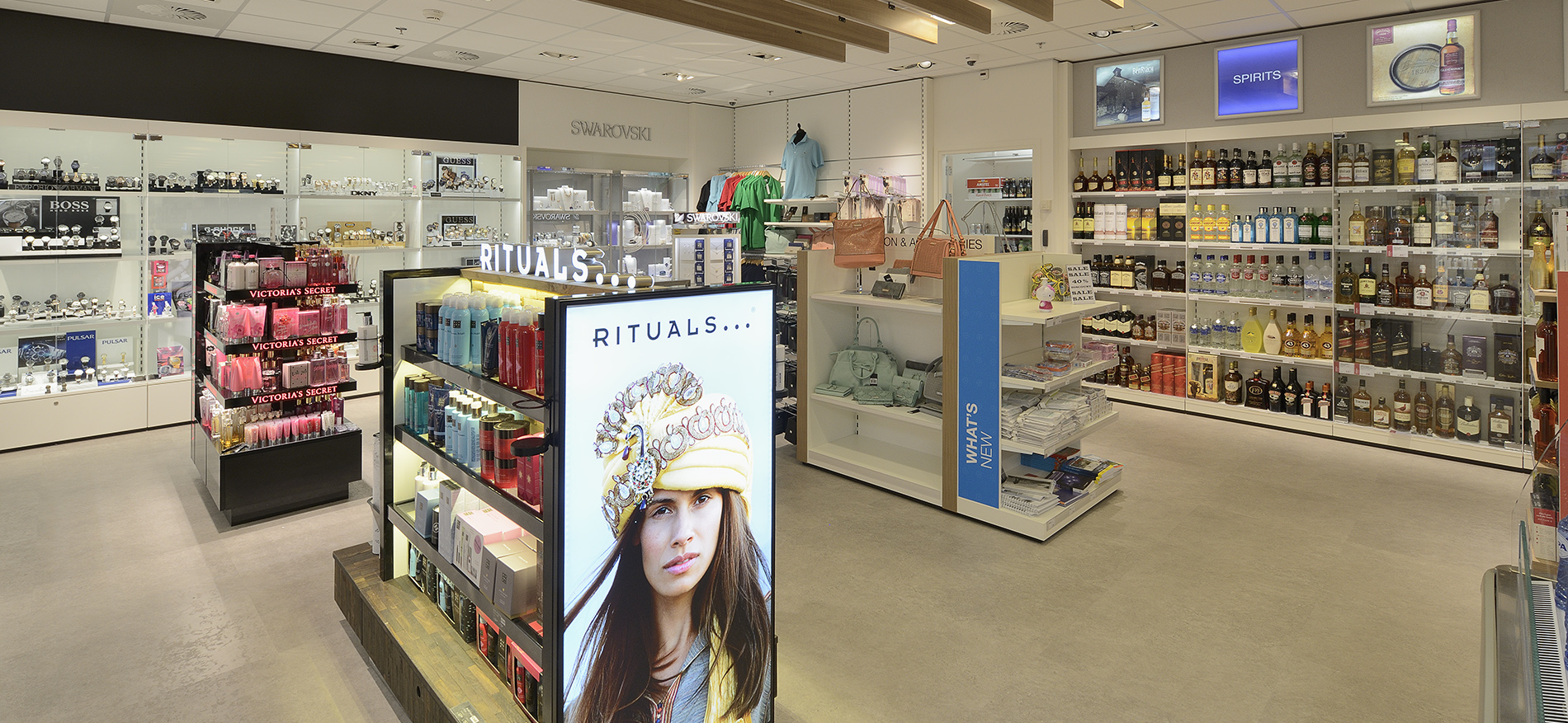 B&S Crewshop Airport Schiphol (NL) – Retail design and shopfitting - Retail design