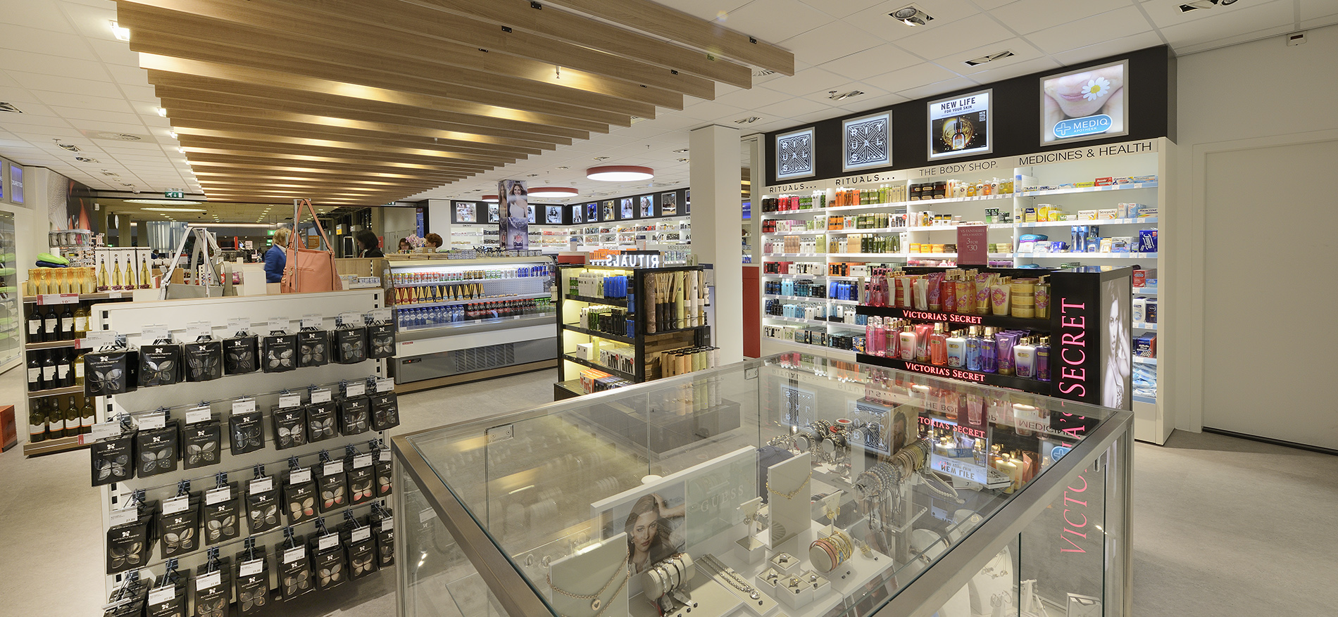 B&S Crewshop Airport Schiphol (NL) – Retail design and shopfitting - 