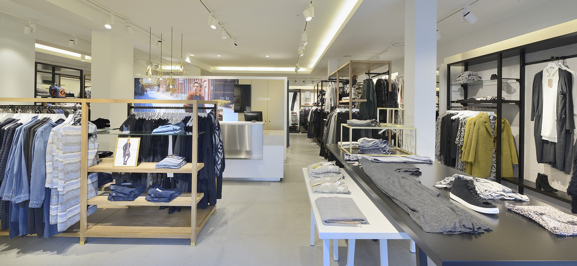 Anna van Toor Fashion: Shopfitting by WSB