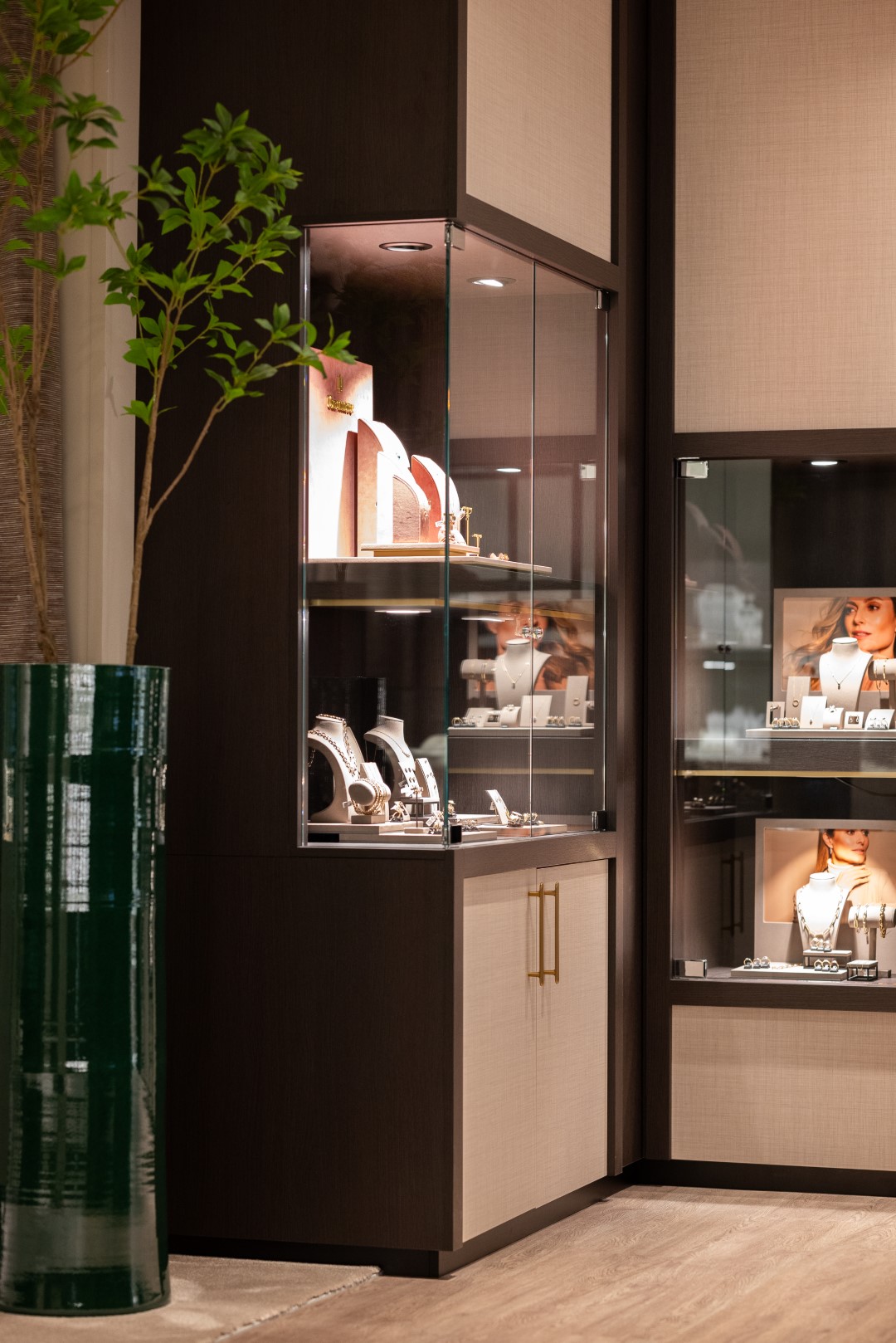 Design and realization luxury showcases by WSB Shopfitting