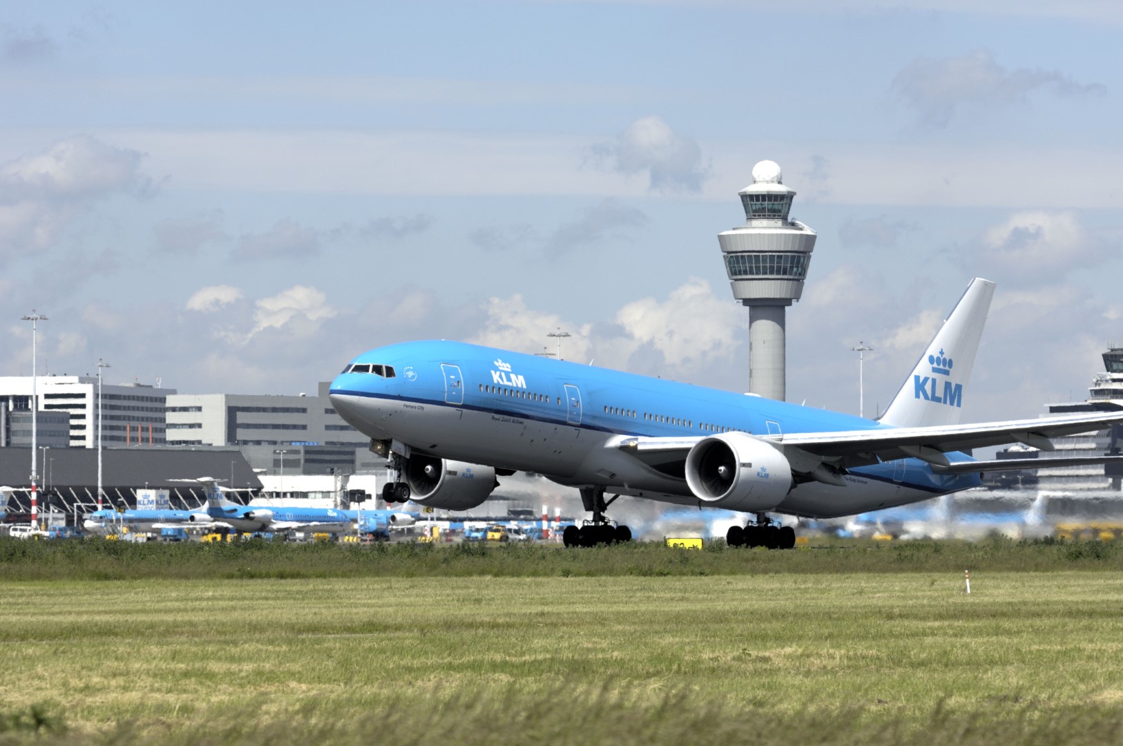 B&S Crewshop Airport Schiphol (NL) – Retail design and shopfitting - 
