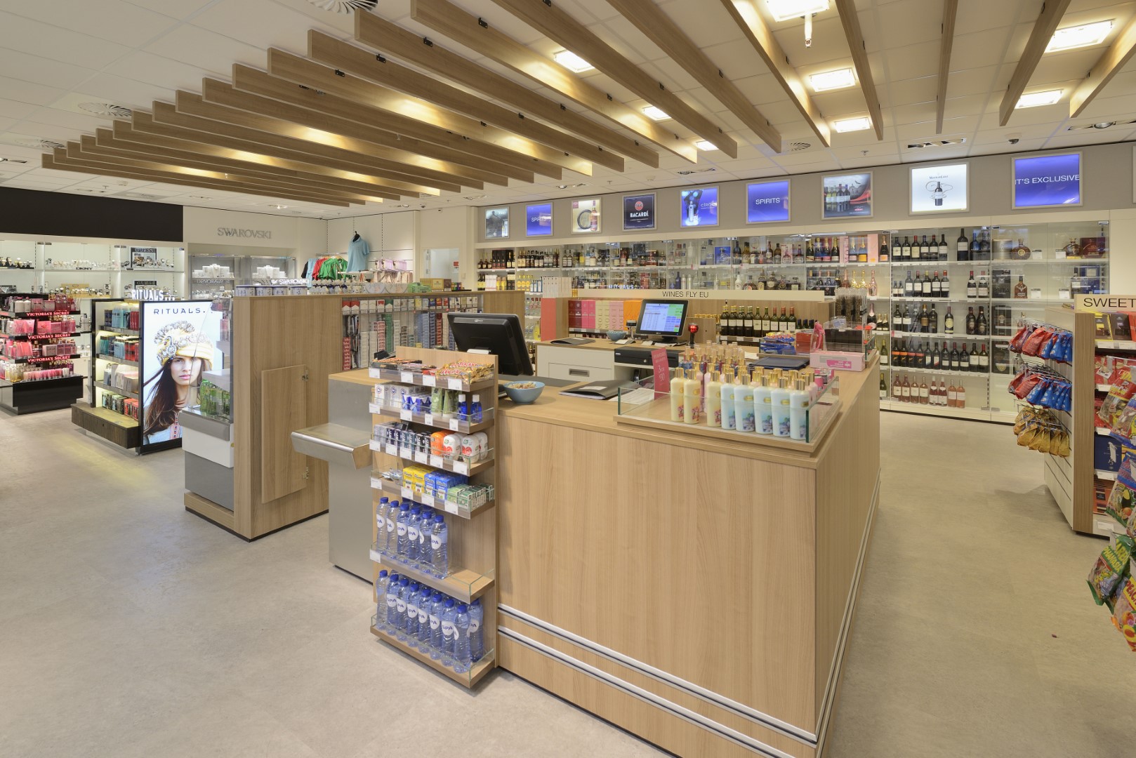B&S Crewshop Airport Schiphol (NL) – Retail design and shopfitting - 